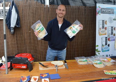 Diederik van der Wiele van Market Endeavour toont het naanbrood van Omundo dat bij Udea verkrijgbaar is.